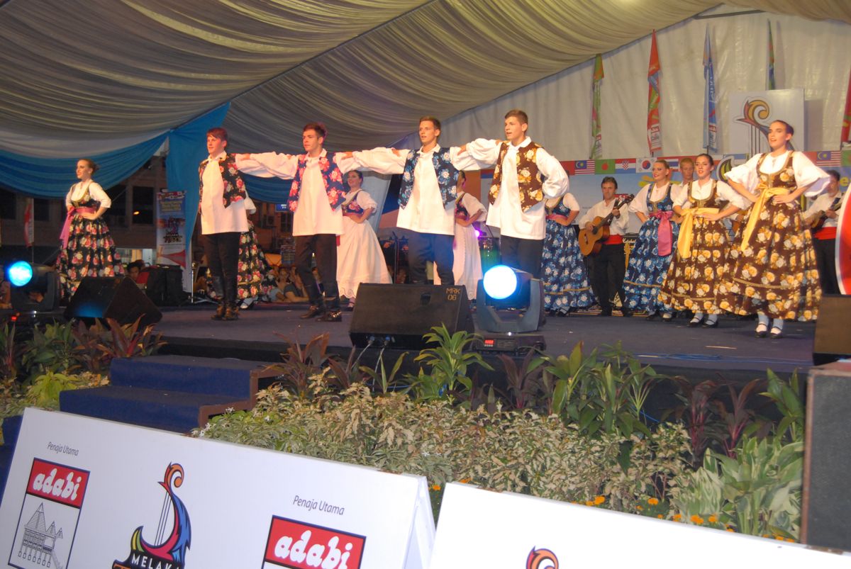 KUD Punat izvodi bunjevačko kolo na pozornici festivala u Maleziji
