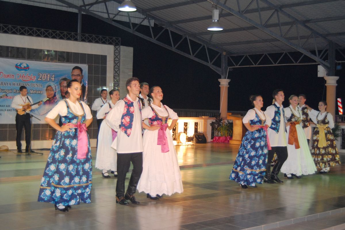 Parovi KUD-a Punat u bunjevačkim nošnjama plešu bunjevačko kolo na festivalu u Maleziji 2014.