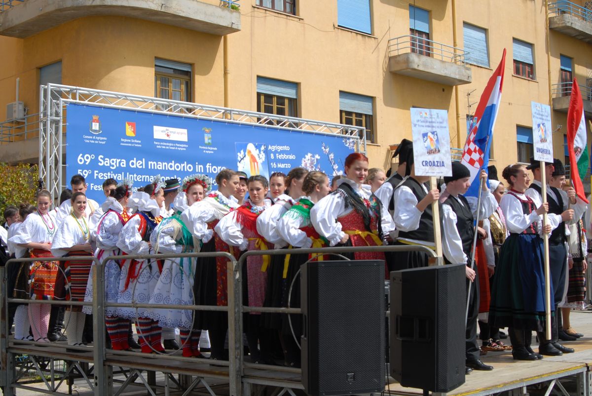 Članovi KUD-a Punat u nošnjama s hrvatskom zastavom na mimohodu festivala u Agrigentu