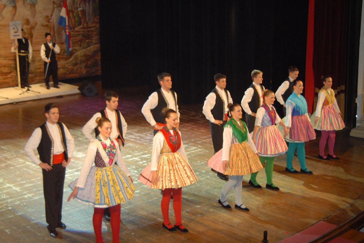 Plesači u suščanskim nošnjama na pozornici u Agrigentu