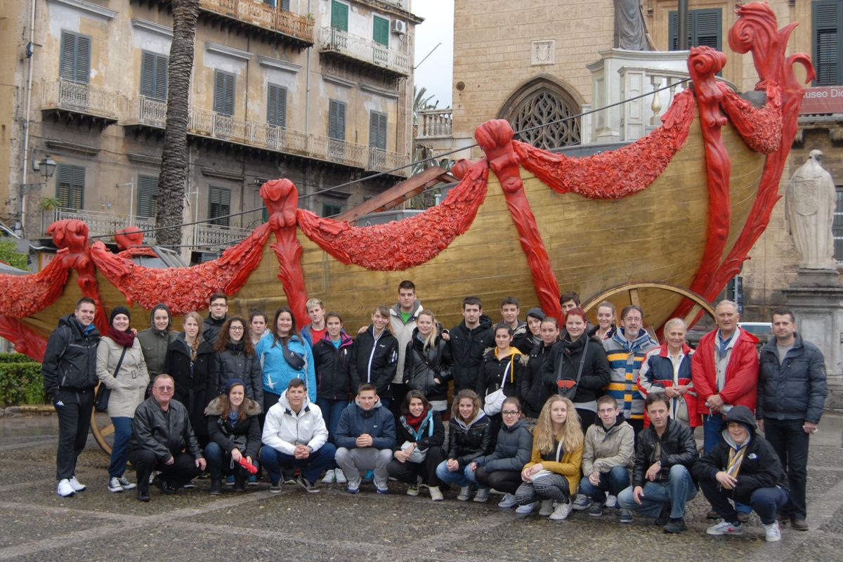 Skupna fotografija članova KUD-a Punat na trgu u Palermu
