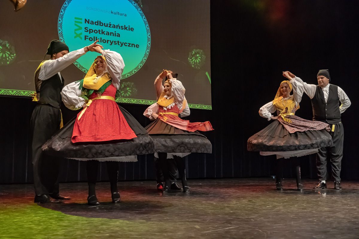 Tri para plešu domaći tanac na pozornici pred velikim platnom s natpisom festivala